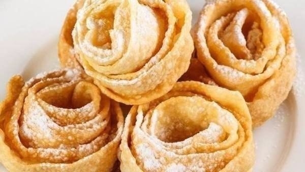 Похрустите сладким хворостом, да еще и в необычной фигурной форме! Красиво и вкусно!