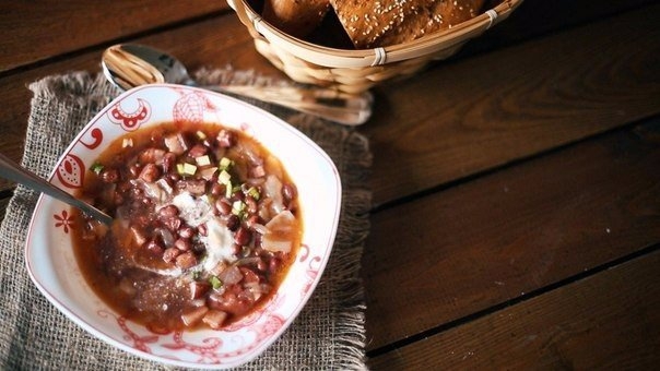 Суп с фасолью и копченым мясом