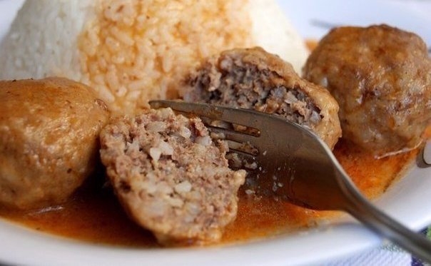 За что и любят детский садик, так это за вкусную домашнюю еду! Особенно хороши тефтельки!