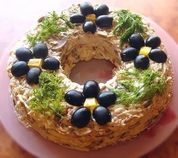 Очень красивая подача вкуснейшего салата! Украсьте свой праздничный стол!