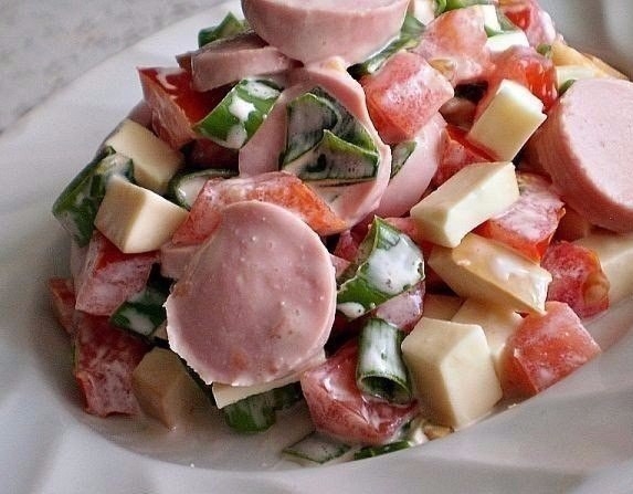 Яркий, красочный салат скушать будет всякий рад!