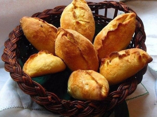 Пирожки румяные и ароматные! А вкус может быть самый разный, в зависимости от начинки!