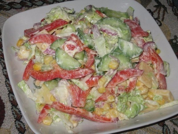 Замечательный салат, в котором много свежих овощей.