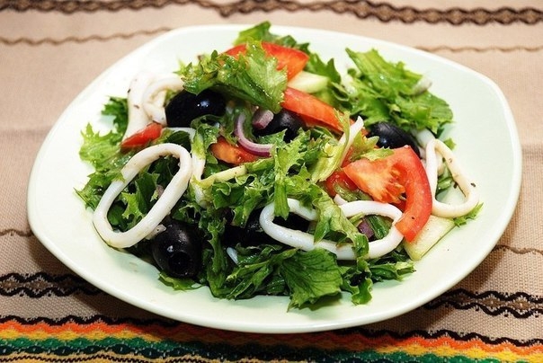 Диетический теплый салат из кальмаров с овощами