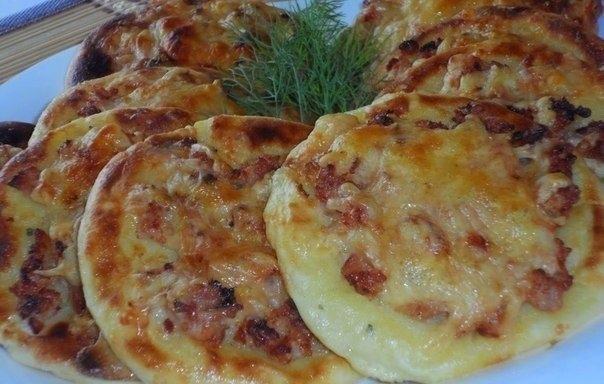 Пикантные ватрушечки любят взрослые и детки! Только испечешь - гляди уже и тарелка пустая! Куда всё 