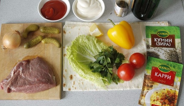 Зачем покупать шаурму на улице, приготовленную не понятно из какого мяса, жареного на старом масле...бррр! Лучше ведь сделать домашнюю, свежую! Зачем покупать шаурму на улице, приготовленную не понятно из какого мяса, жареного на старом масле...бррр! Лучше ведь сделать домашнюю, свежую!