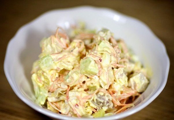 Вкуснейший рецепт салата с нежными кусочками курицы, свежими огурцами, вареными яйцами, сыром и аром