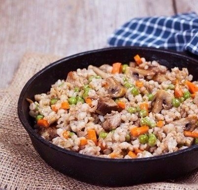Что называется "суп из топора"! Перловку мои не очень любят, но с мясом и грибами мгновенно поедают 