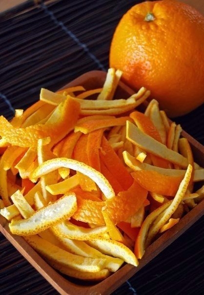 Всем известно, что именно в апельсиновой кожуре больше всего витаминов! Так приготовим и ее!