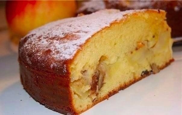 Как разнообразить вкус любимой шарлотки? Добавьте туда сладенькой сгущеночки!