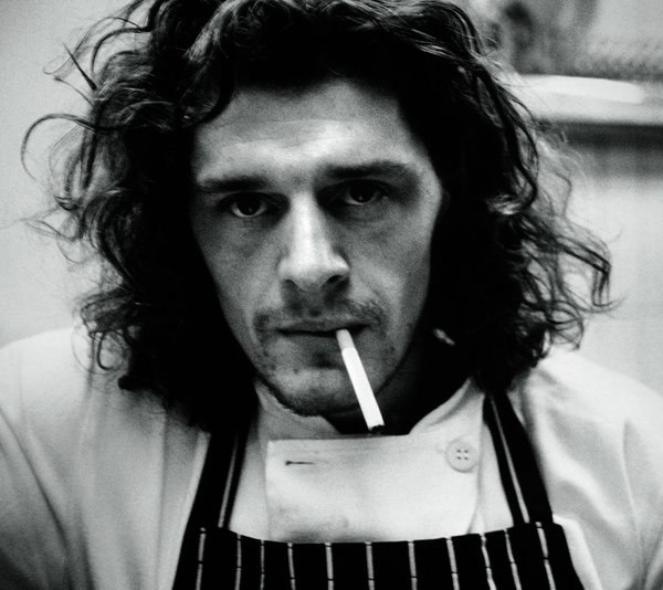 Марко Пьер Уайт является знаменитым британским шеф-поваром. За ним закрепился образ бунтаря и крестного отца современной кулинарии. Уайт в прошлом был самым молодым шефом, удостоившимся тремя звездами мишлен.