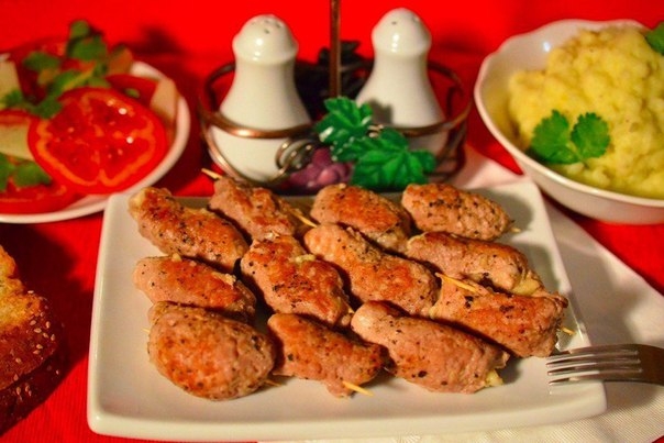 Пикантные мясные рулетики отлично подойдут для вашего застолья! Гости будут довольны!