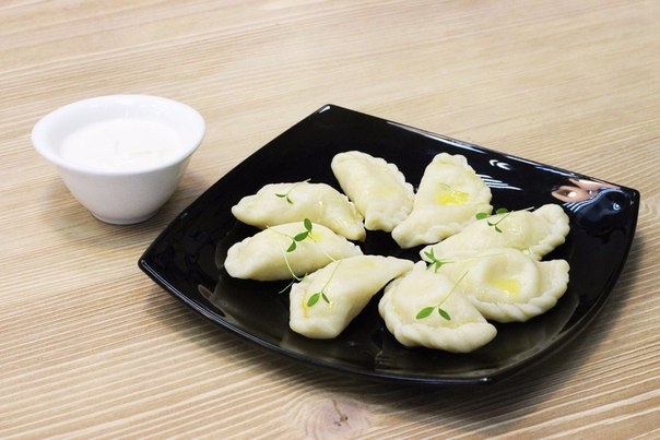 Сливочно-солёный вкус сыра как нельзя лучше подчеркнет нежная сладость нектара из яблок и груш, так 