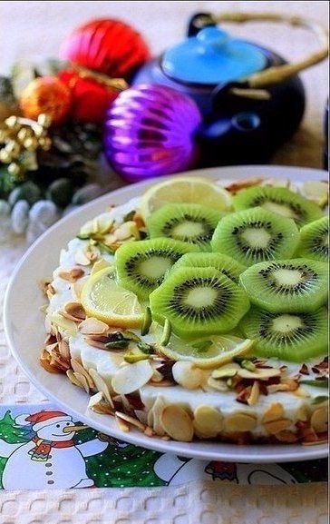 Легкий торт с освежающим йогуртовым кремом и сочными киви - это отличная идея для веселого застолья!