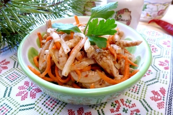 Хе из куриной грудки - острая и сытная закуска. Добавьте побольше овощей, и она станет полезнее! Хе из куриной грудки - острая и сытная закуска. Добавьте побольше овощей, и она станет полезнее!