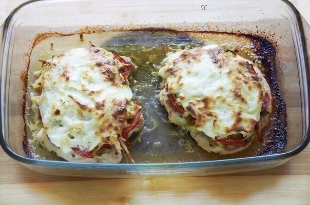 Угостите любимых сочной курочкой, запеченной под сырной корочкой в духовке! Объедение!