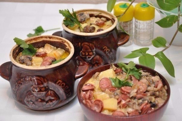 Горячие блюда в горшочках, с пылу-жару, как будто из старинной печи поднимут настроение всем! Угощае