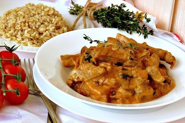 Сочное мясо в нежном соусе, да еще и с хрустящими грибочками! Невероятное блюдо!