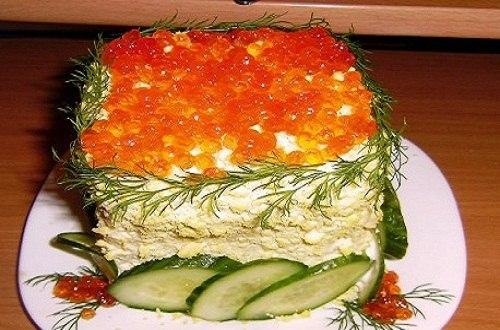 Закусочный торт с рыбой и огурцом