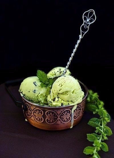 Яркое, красивое и освежающее мороженое с мятой! Чудесная идея!