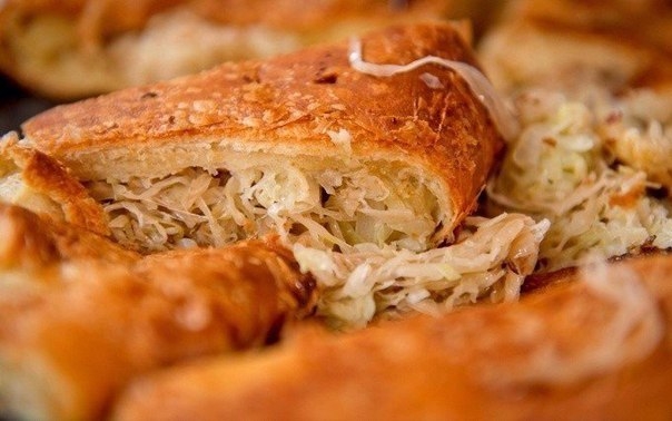 Румяная хрустящая корочка и сочная капустка внутри - это очень вкусный наш любимый пирог!