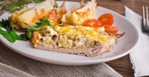 Мясо по-купечески с грибами &mdash; это очень вкусный рецепт приготовления запечённой свинины. Мясо получа