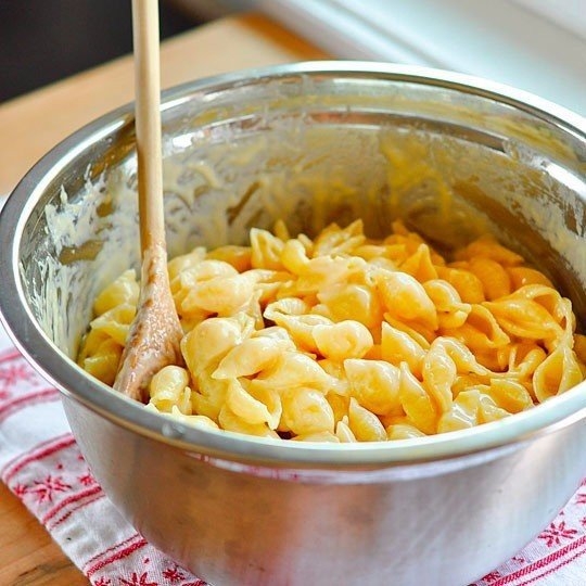 Великолепные пикантные макарошки под сырной подливой! Очень вкусно и сытно!