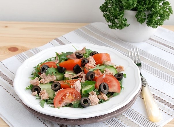Салат с тунцом и свежими овощами