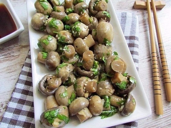 Сегодня хочу предложить вам рецепт вкусной холодной закуски из шампиньонов по-корейски. Готовится та