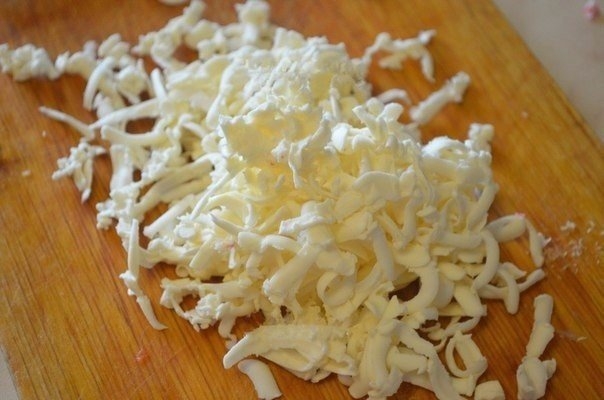 Закуска из крабового мяса (или палочек) очень популярна. Готовить сырные шарики с крабовыми палочкам