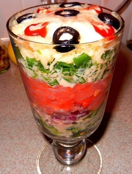 Праздничный салат с форелью