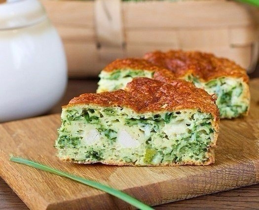 Предлагаем приготовить нежный пирог с зеленым луком, курицей и сырной корочкой! Это потрясающе!