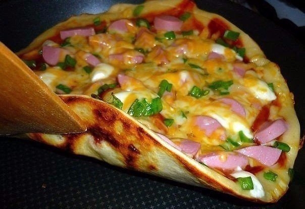 Тонкое хрустящее тесто + сочная начинка под румяной сырной корочкой! Конечно же, это пицца!