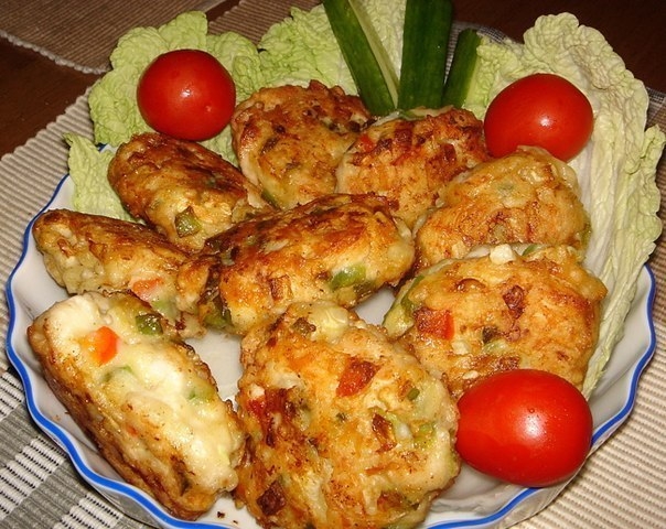 Рецепт вкусных и полезных котлет из куриного мяса с сыром и овощами