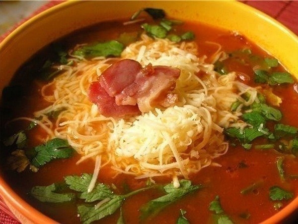 Томатный суп с овощами, сыром и белым вином
