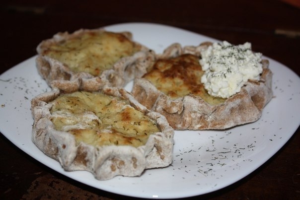 Карельские пирожки (karjalan piirakat) - калитки- открытые пирожки из ржаного теста с картошкой.
