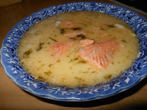 Суп из лосося с плавленым сыром.