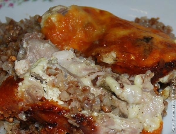 Курица запеченная с гречкой под сырной корочкой
