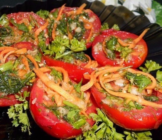 Для любителей корейской кухни с этим неповторимым острым эффектом - помидорчики! Самые вкусные!