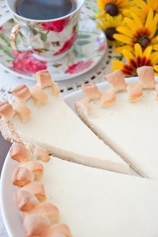 Это просто классика! Нежно-творожный вкус пирога, но при этом в нем нет ни капли творога. Начинка ка