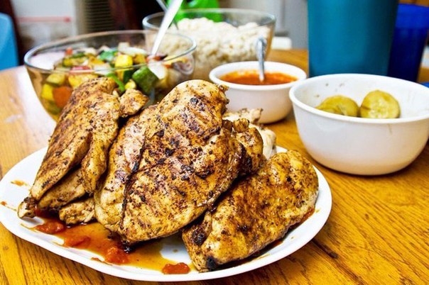 Одним из самых популярных продуктов на кухне является курица. Из нее можно приготовить огромное количество блюд. Бульон, отбивные, котлеты и так далее. Но, включив фантазию и потратив немного времени, можно превратить обычную курицу в настоящее произведен