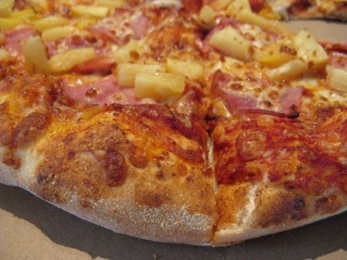 Гавайская пицца с ананасами, ветчиной и сыром