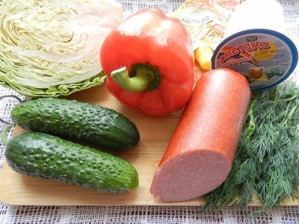 Салат с копченой колбасой и огурцами - свежий и одновременно сытный. Колбаса придает салату приятный