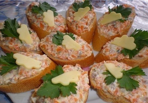 Это самая вкусная намазывалка из всех, которые я пробовала. По вкусу очень напоминает красную икру, 