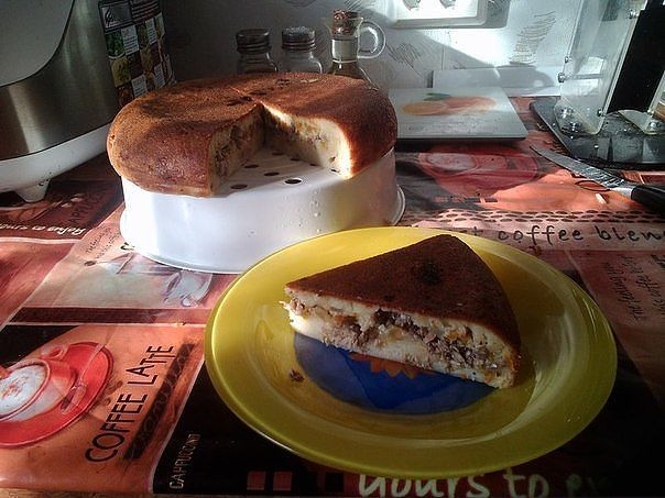 Пирог с "Сайрой" (Redmond 4503) В тесто: 3 яйца 0,5 стакан кефира 1