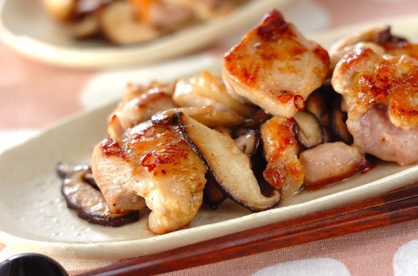 Жареная курица с грибами Шиитаке.