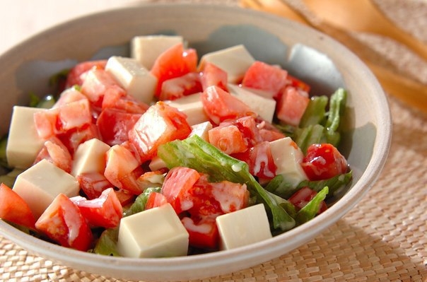 Салат из тофу и помидоров с мисо-соусом.