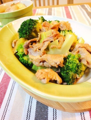 Жареная свинина с брокколи и устричным соусом/Stir-fried Pork and Broccoli with Oyster Sauce.