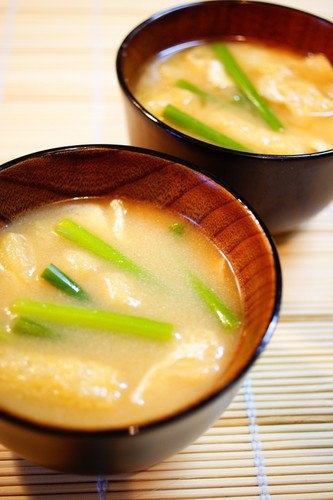 Мисо суп с побегами чеснока и абураагэ/Garlic Shoot and Aburaage Miso Soup.