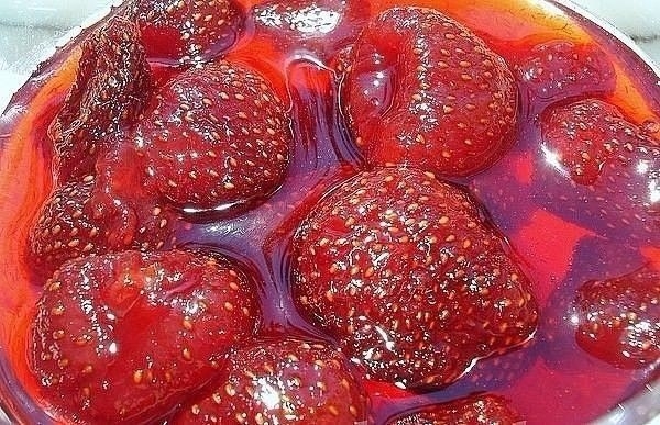 Клубничное варенье без варки ягод получается настолько ароматным! Вам понравится, даже не сомневайте